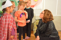 Kulturstadträtin Eva Schobesberger im Gespräch mit Kindern des Kindergarten Dornacherstraße